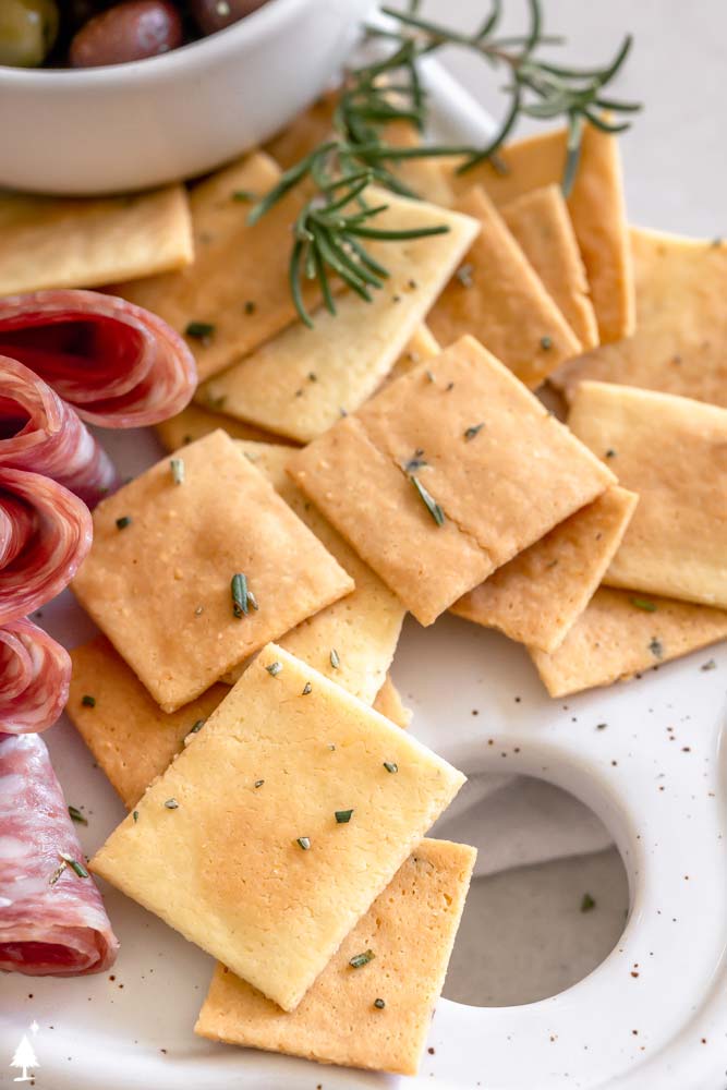 These homemade cheese crackers are here to upgrade your snack time with their Cheez-it-like taste and crispy texture! #cheesecrackers #lowcarbcheesecrackers cheese crackers recipe appetizers closer view