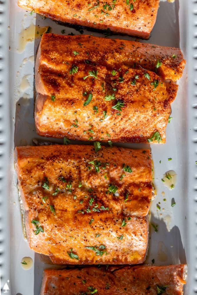 how to broil salmon on a platter with parsley