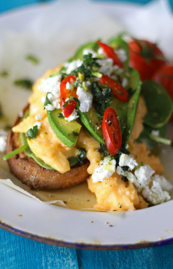 pesto scrambled eggs with spinach and avocado