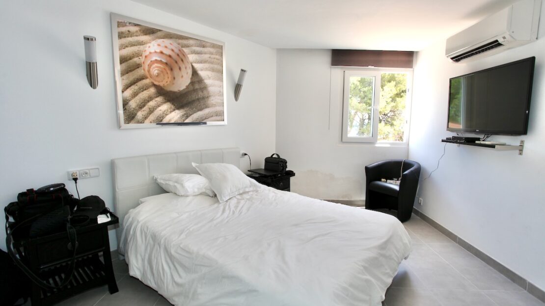 Luxury first line apartment with panoramic sea views in Calvia Beach