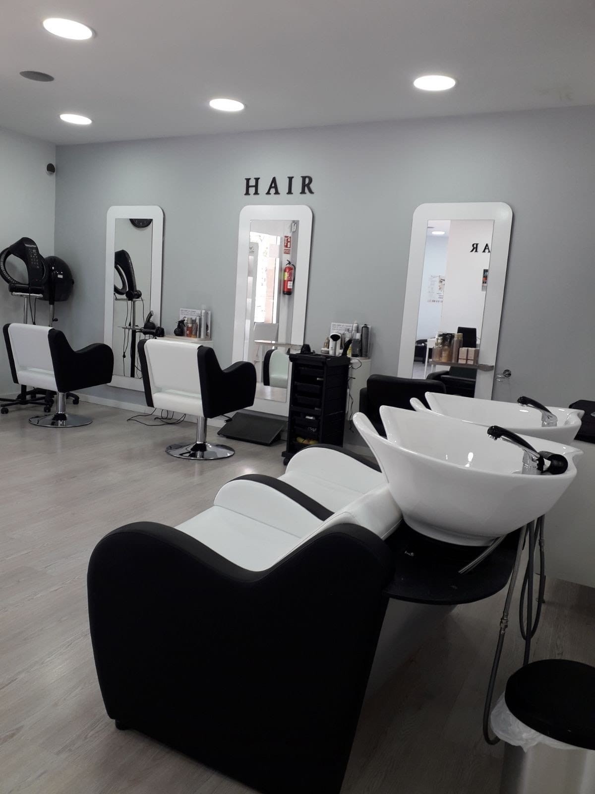 Hairdressing and beauty center for leasehold with a large customer