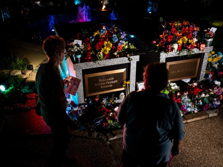 Gallery Fans gather, candles glow at annual vigil for Elvis Memphis