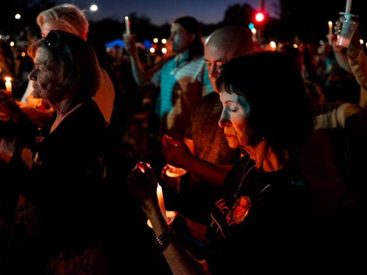 Gallery Fans gather, candles glow at annual vigil for Elvis Memphis