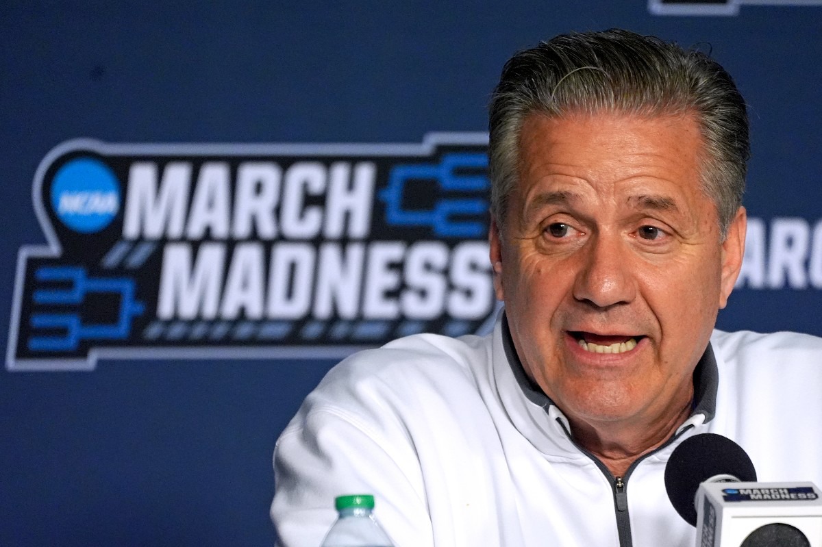 Reports Kentucky coach John Calipari talking with Arkansas about open