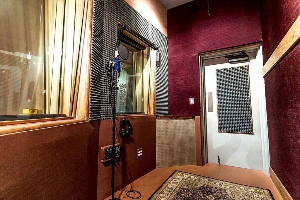How To Build A DIY Vocal Booth 4 Quick & Easy Methods!