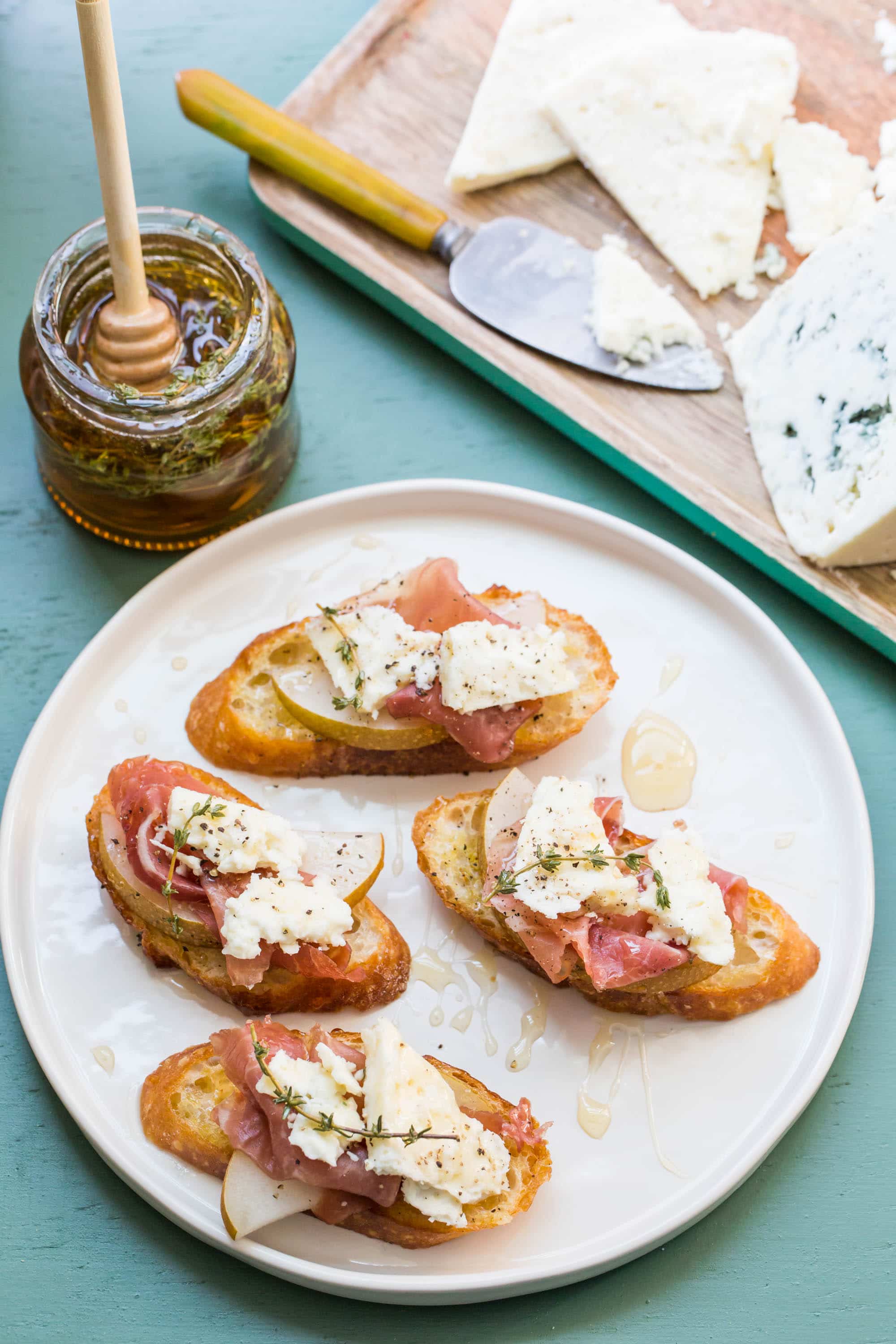 What is the Difference Between Bruschetta and Crostini? — The Mom 100