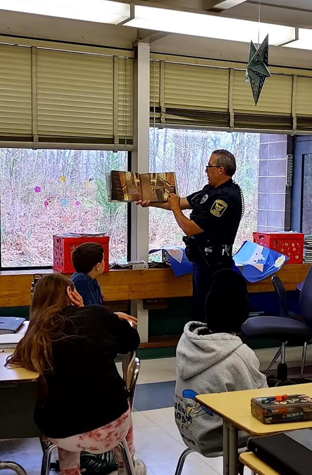 Community helps Monroe elementary schools celebrate reading The