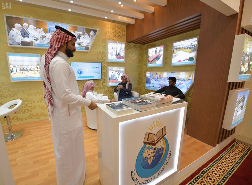 الهيئة العالمية للكتاب والسنة تعرف زوار الجنادرية بجهودها
