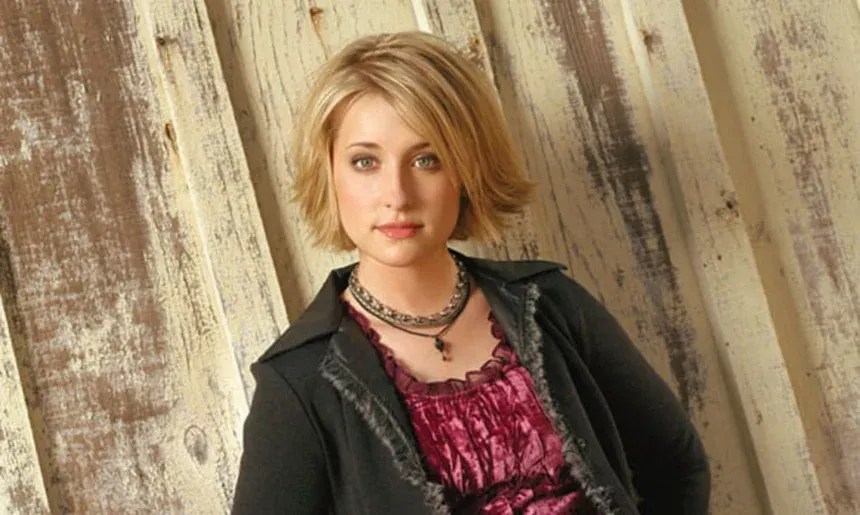 Why Is Allison Mack Trending Her Biography Net Worth Age Arrest