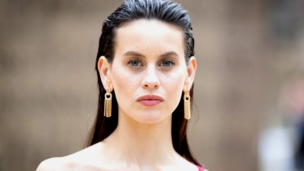 Milena Smit, la nueva chica de moda: estrella en Netflix, musa de Almodóvar e imagen de YSL
