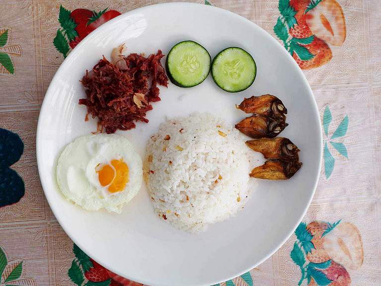 Cornsilog Recipe (Corned Beef, Garlic Rice & Egg) The Odehlicious