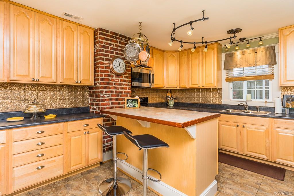 "Hickory", Circa 1895. Almost eight acres in VA. 279,950 The Old House Life