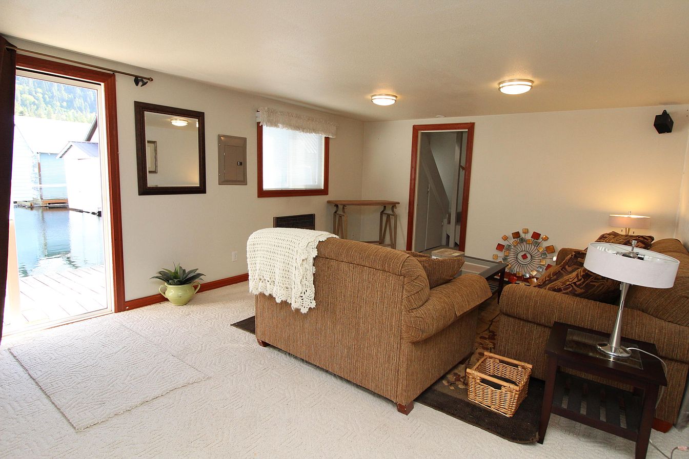 Now that's waterfront! Float home, Circa 1940 in Bayview, Idaho