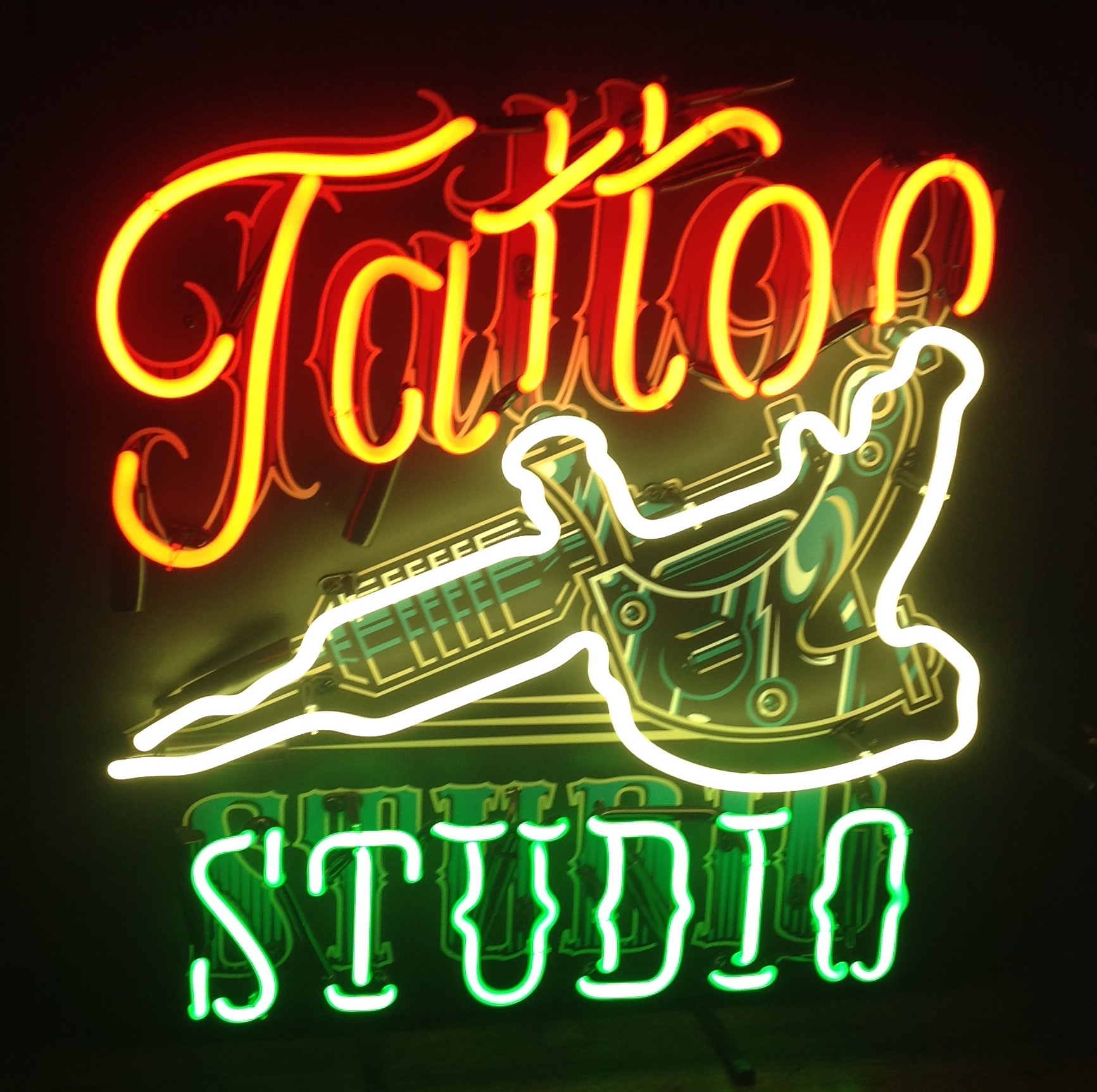 Neon verlichting tattoo studio. The Old Way
