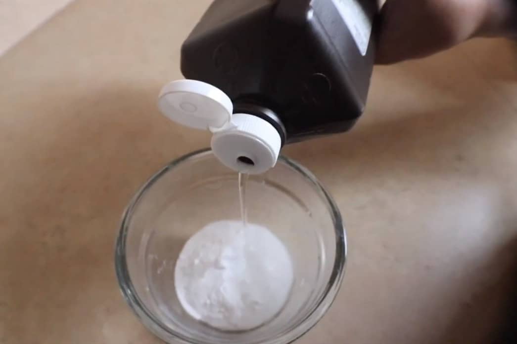 6 Methods To Clean Baked on Grease from Pans
