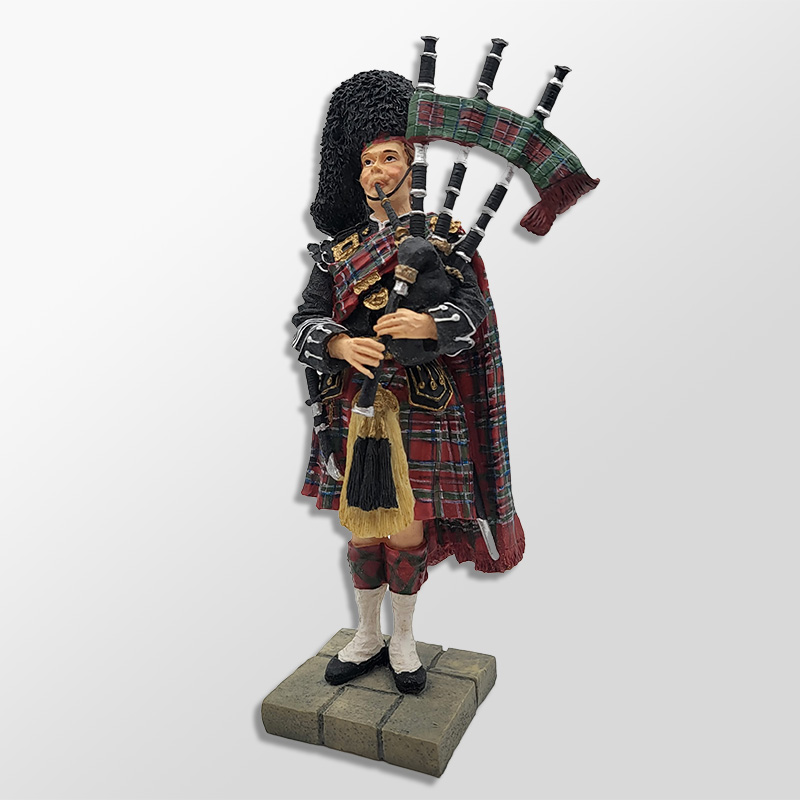 Sculptures Scottish Bagpiper Figurine The Piper's Cove
