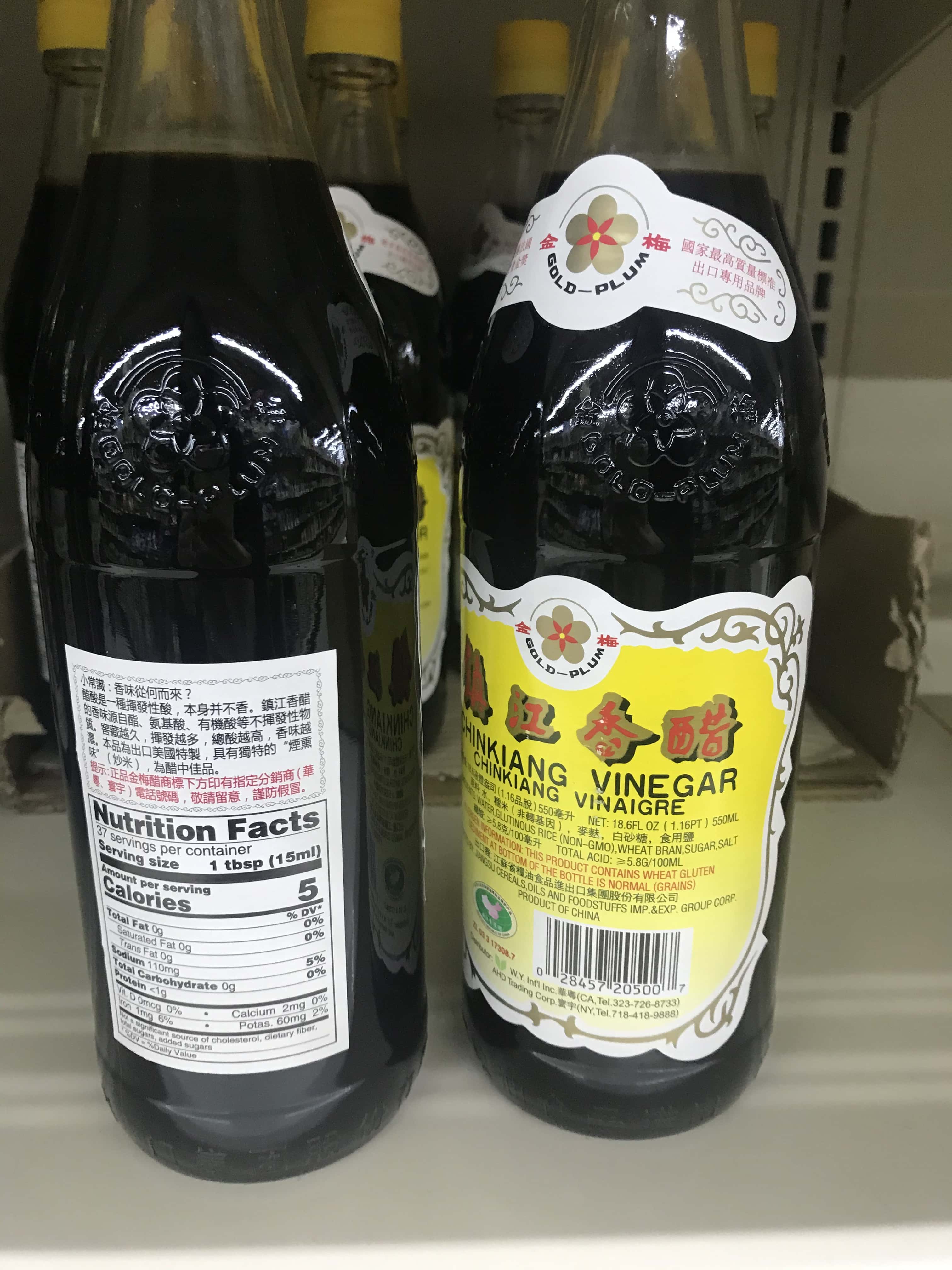 Chinese vinegars pale rice vinegar and Chinkiang black vinegar (白醋 bai