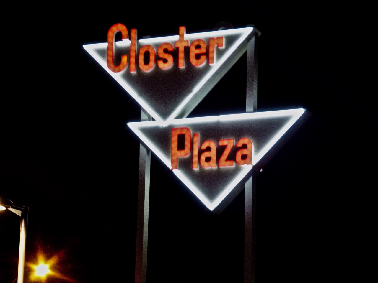 New Closter Plaza’s ‘dancing diamonds’ sign dedicated — Pascack Press