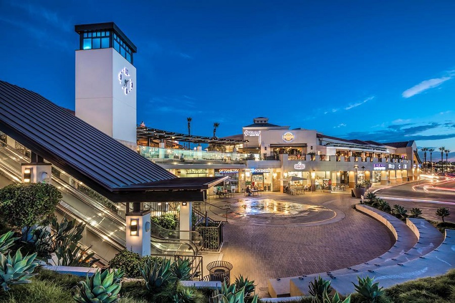 Del Mar Highlands Town Center Hosts Sip N' Stroll For Their 30th