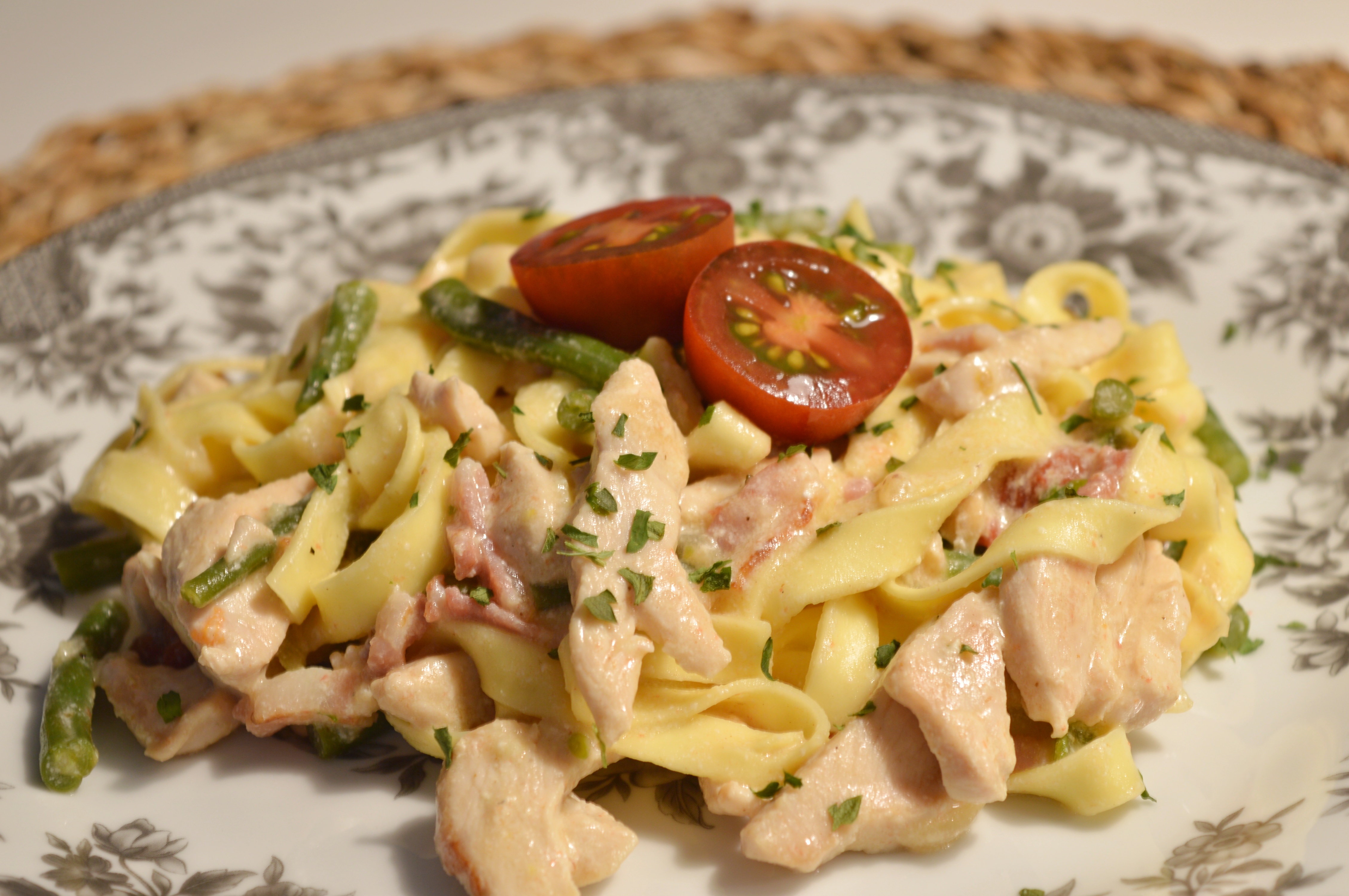 Smarrig Pasta Med Kyckling, Bacon & Tomater