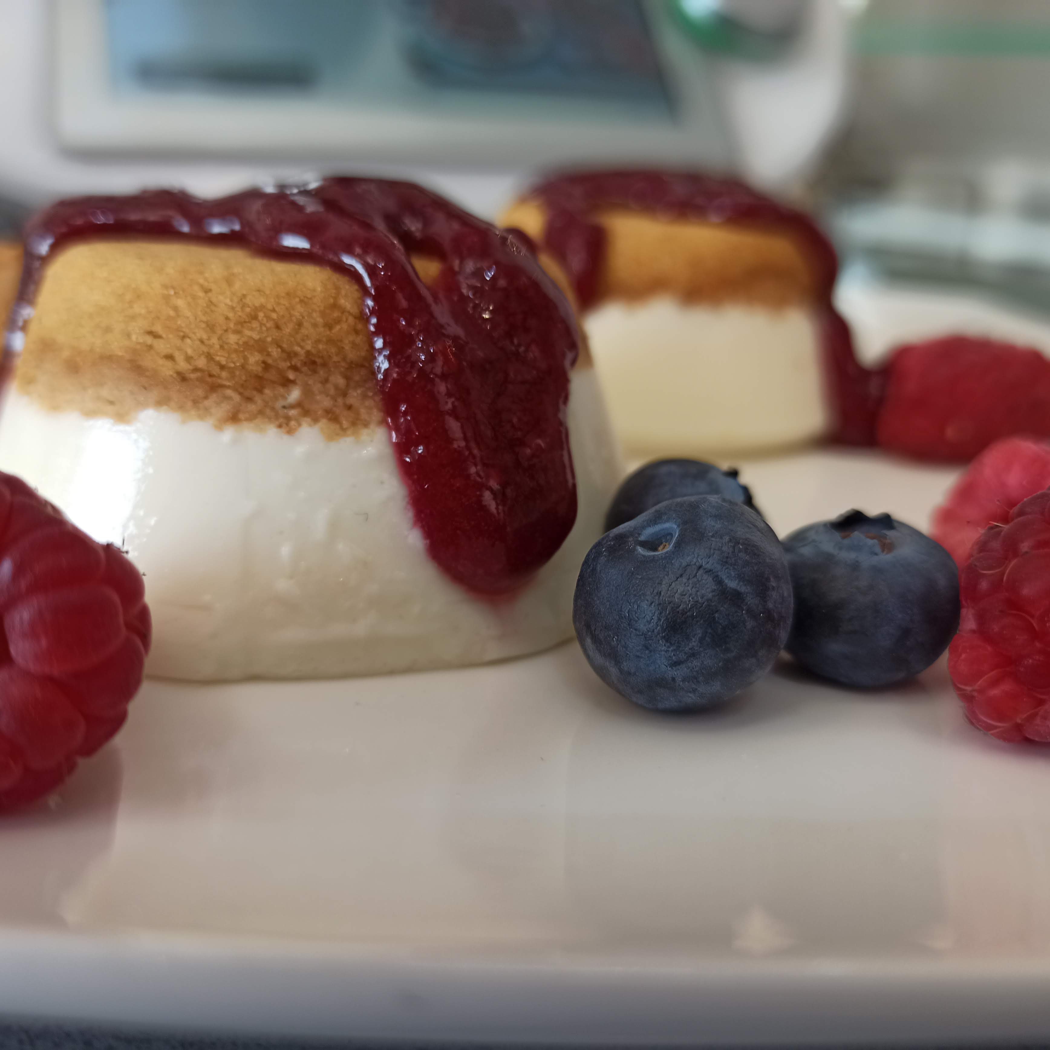 Crema cuajada de queso con coulis de frutos rojos, sin azúcar Thermomix