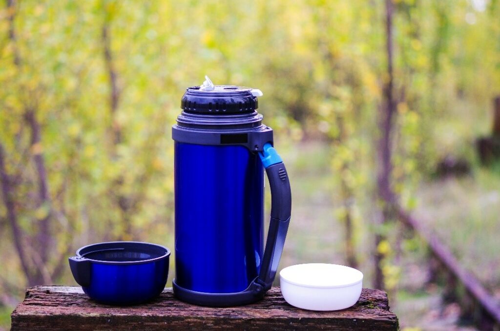 Do drinks stay colder in a plastic or metal container?