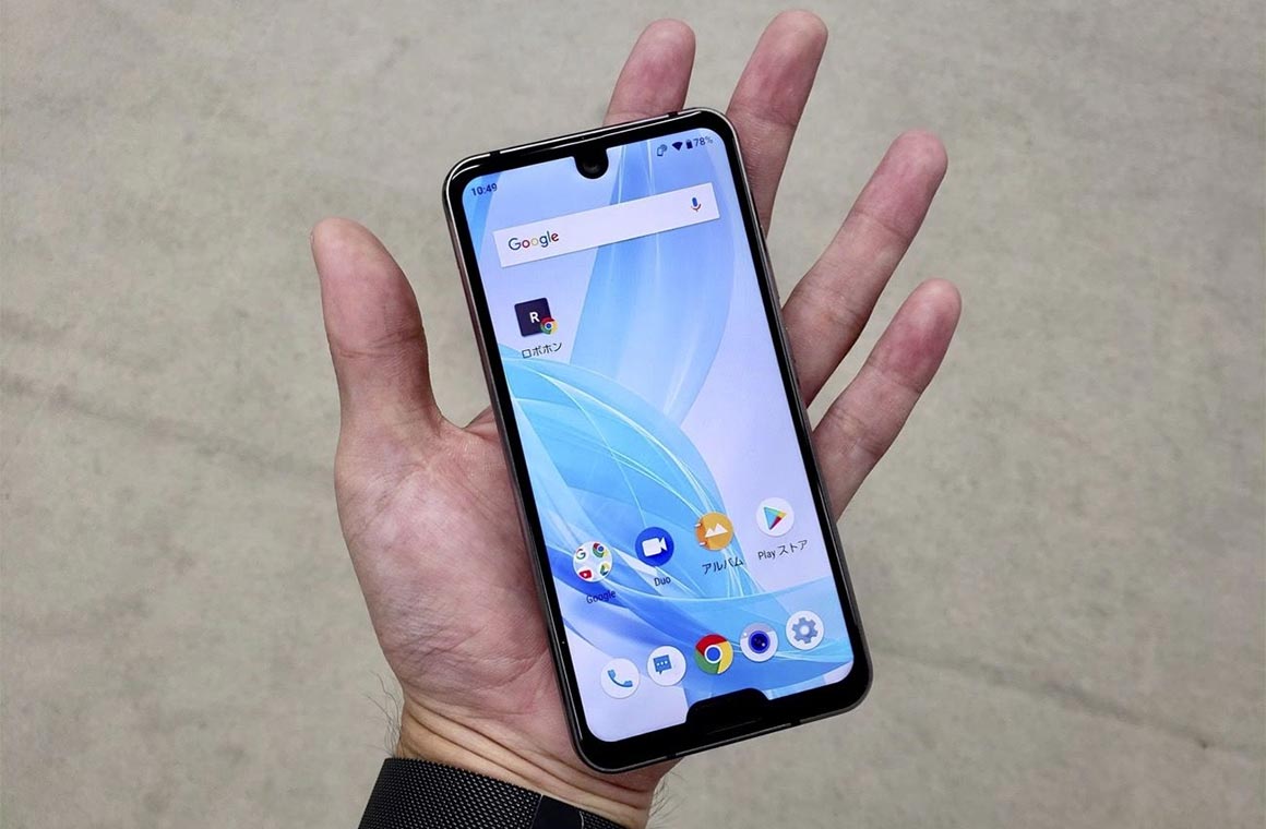 Sharp Aquos R2 Compact смартфон с мощной начинкой и двумя вырезами в