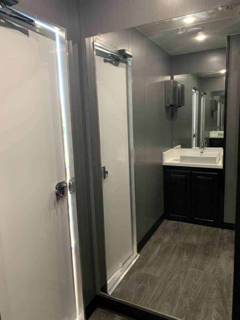 4 Station Luxury Portable Restrooms THE ROLLING THRONE