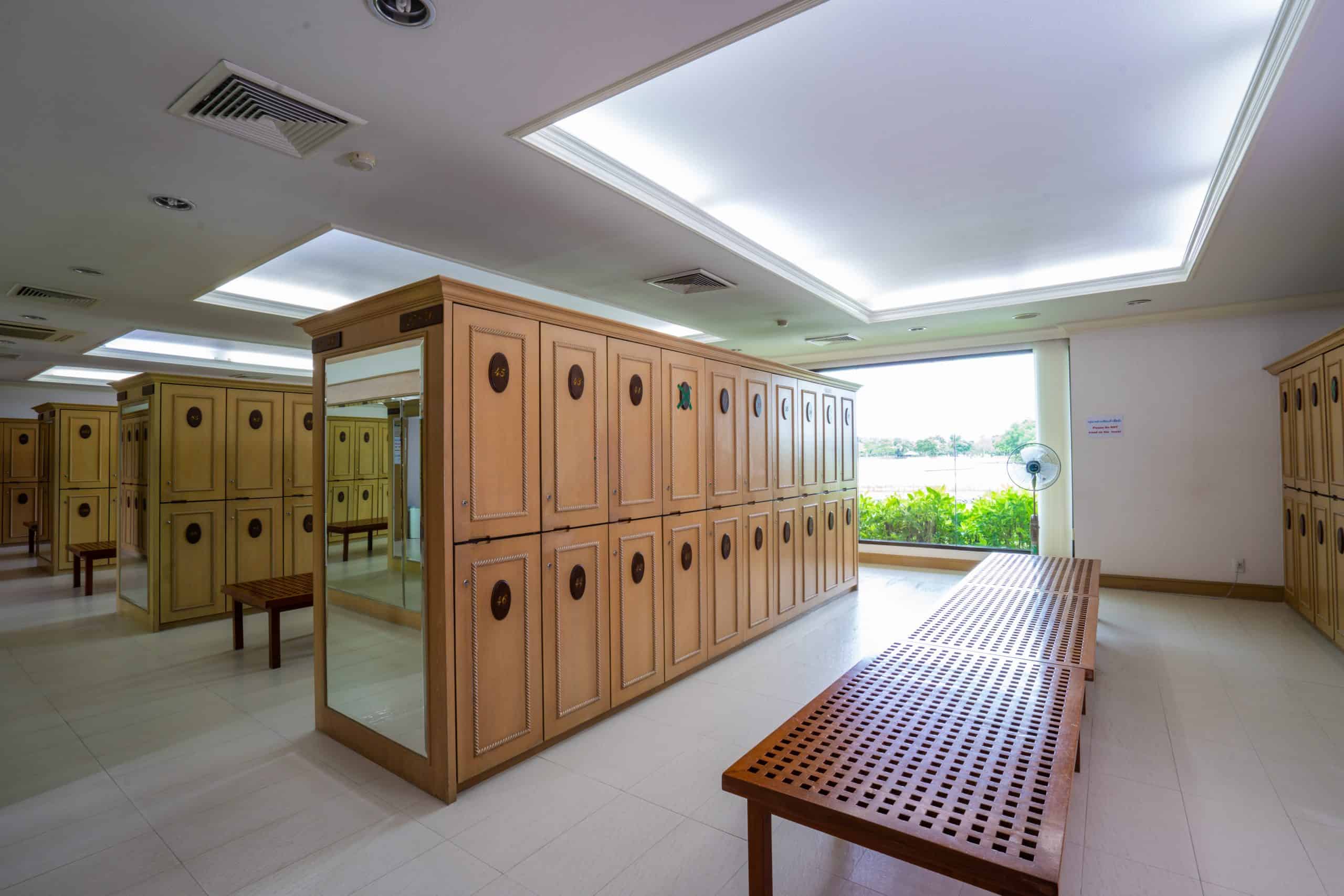 LOCKER ROOMS Royal Golf Clubs