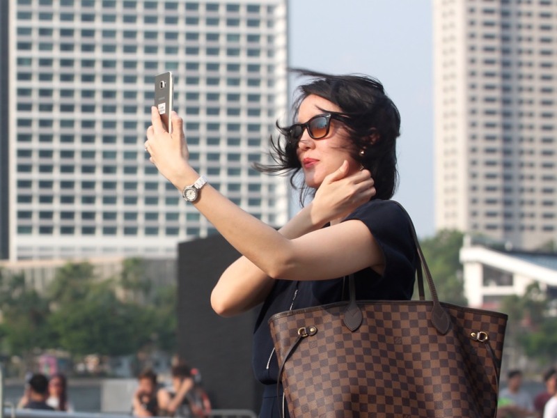 Selfie Elbow a generation illness TheSelfiePost