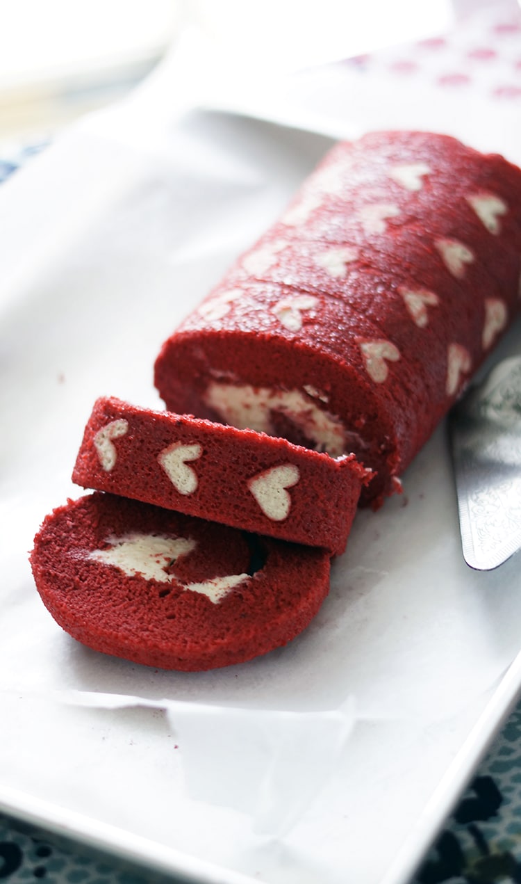 Want to make this Red Velvet Swiss Roll? Unbelievably easy to make and