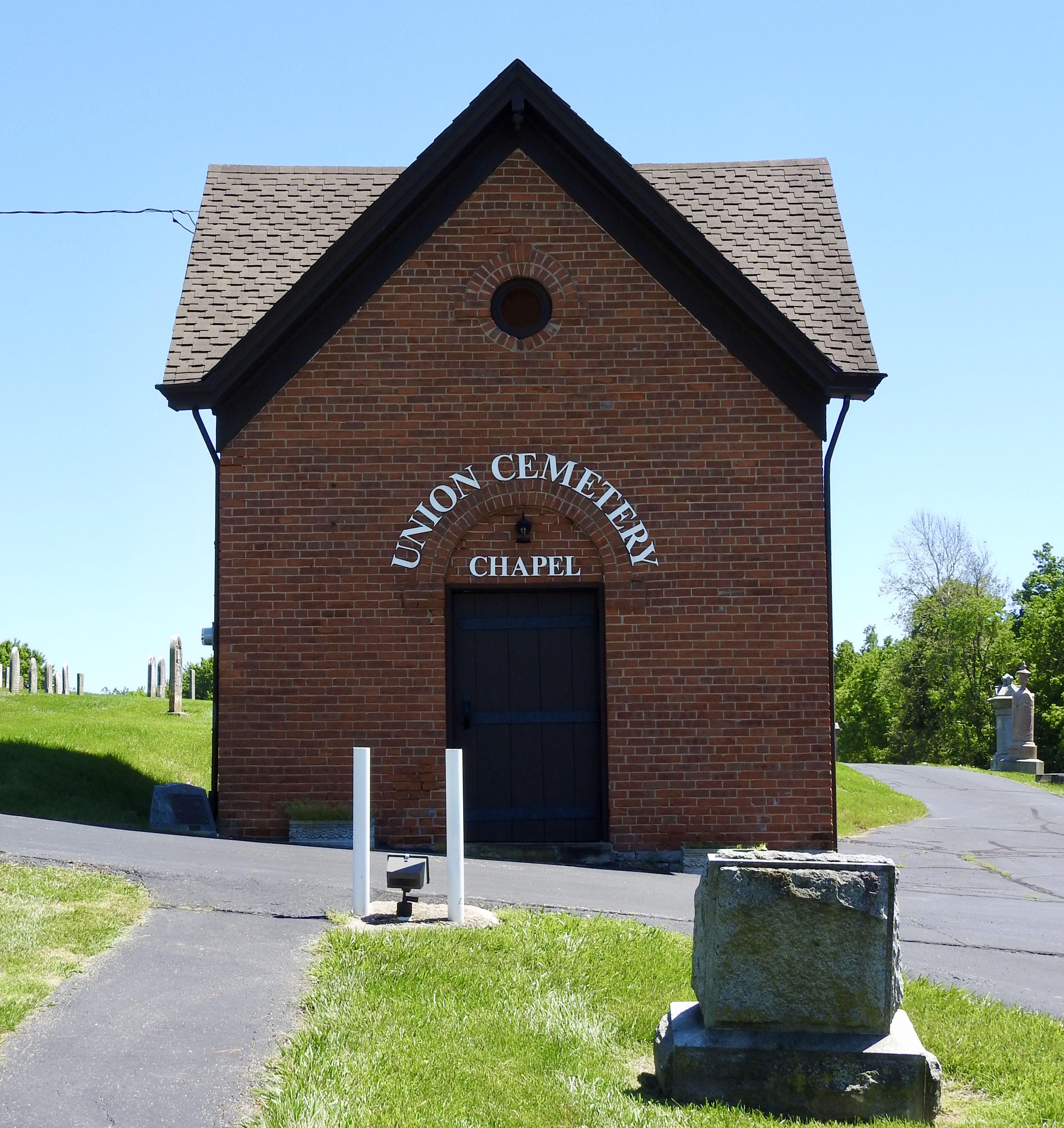 A Small Adventure In An Old Cemetery, Because My Curiosity Must Be
