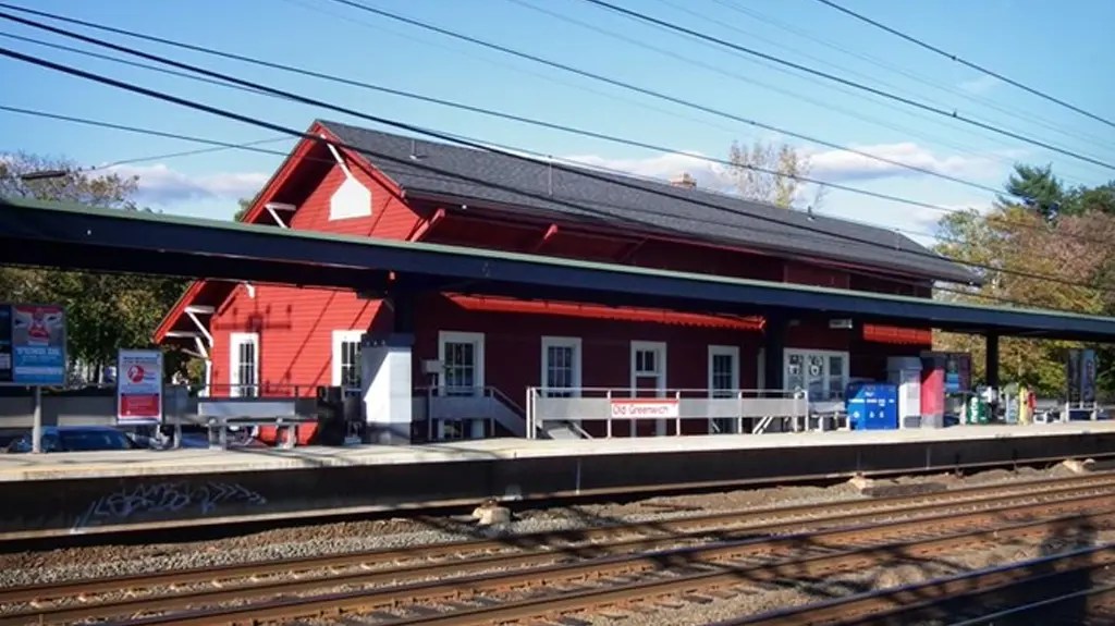 Three Bedroom Pet Friendly Luxury Apartments Near the Greenwich Train