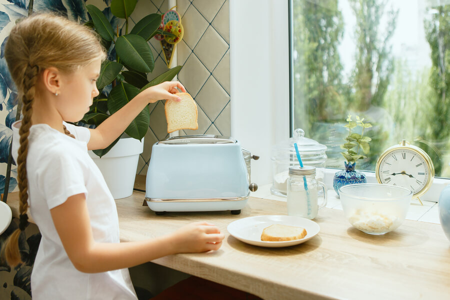 The Dangers of Putting a Knife in a Toaster [Explained] The Thin Kitchen