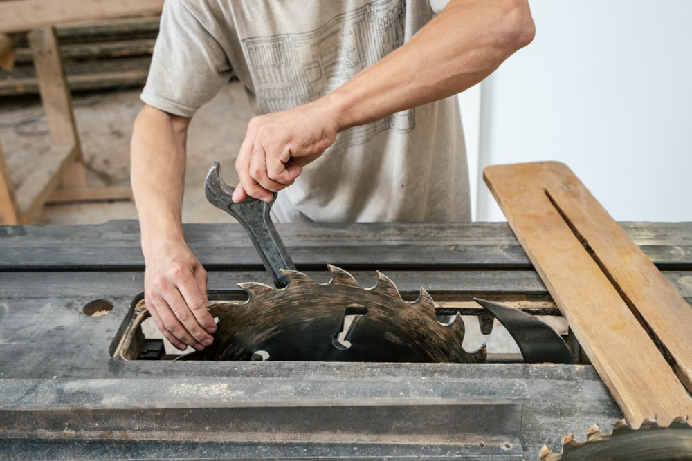 How To Change A Table Saw Blade The Tool Scout