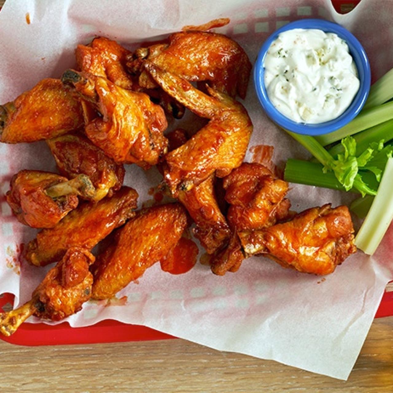 How to Reheat Chicken Wings to Keep Them Crispy and Delicious (9 best