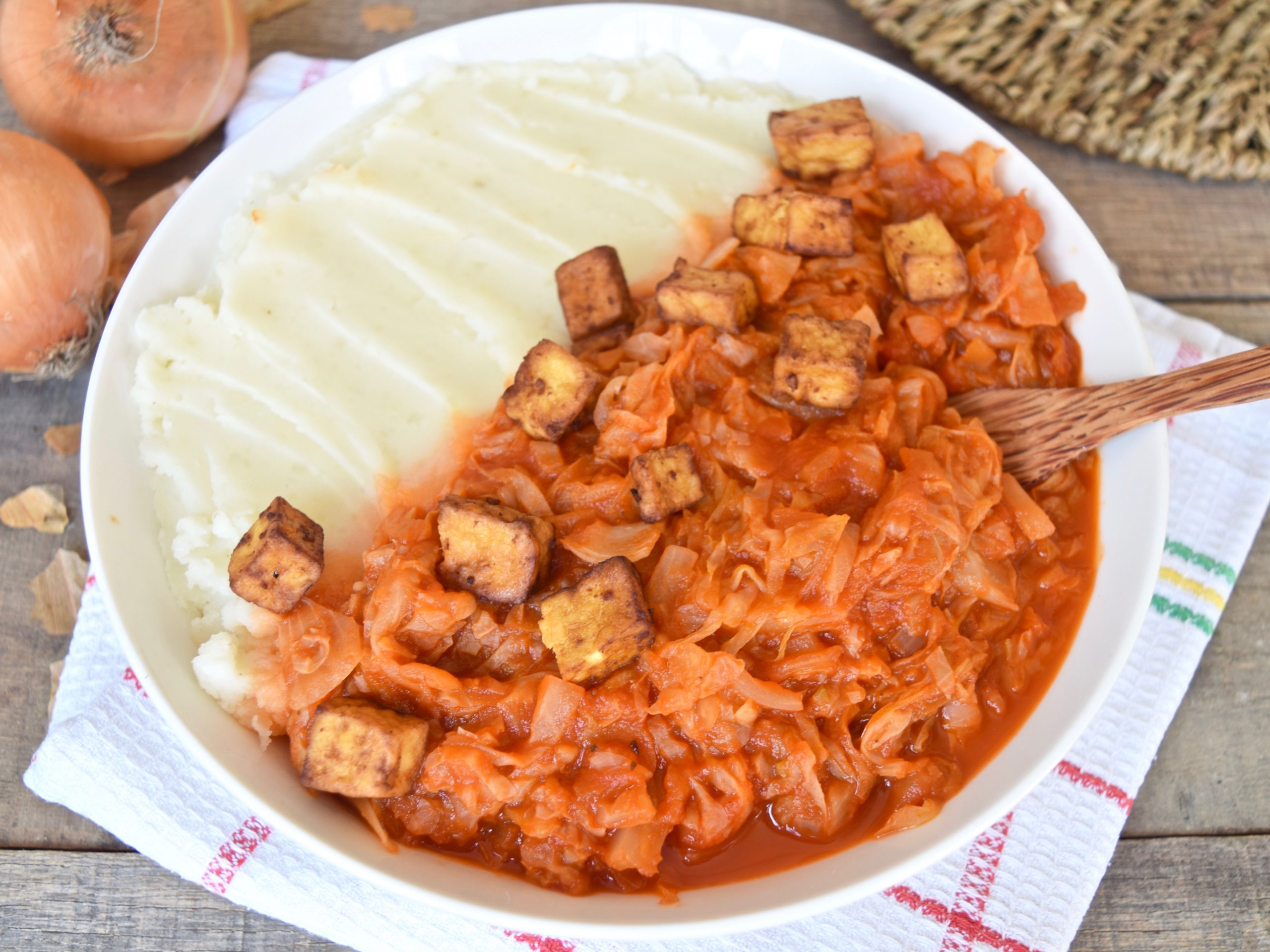 Cabbage with tomato sauce