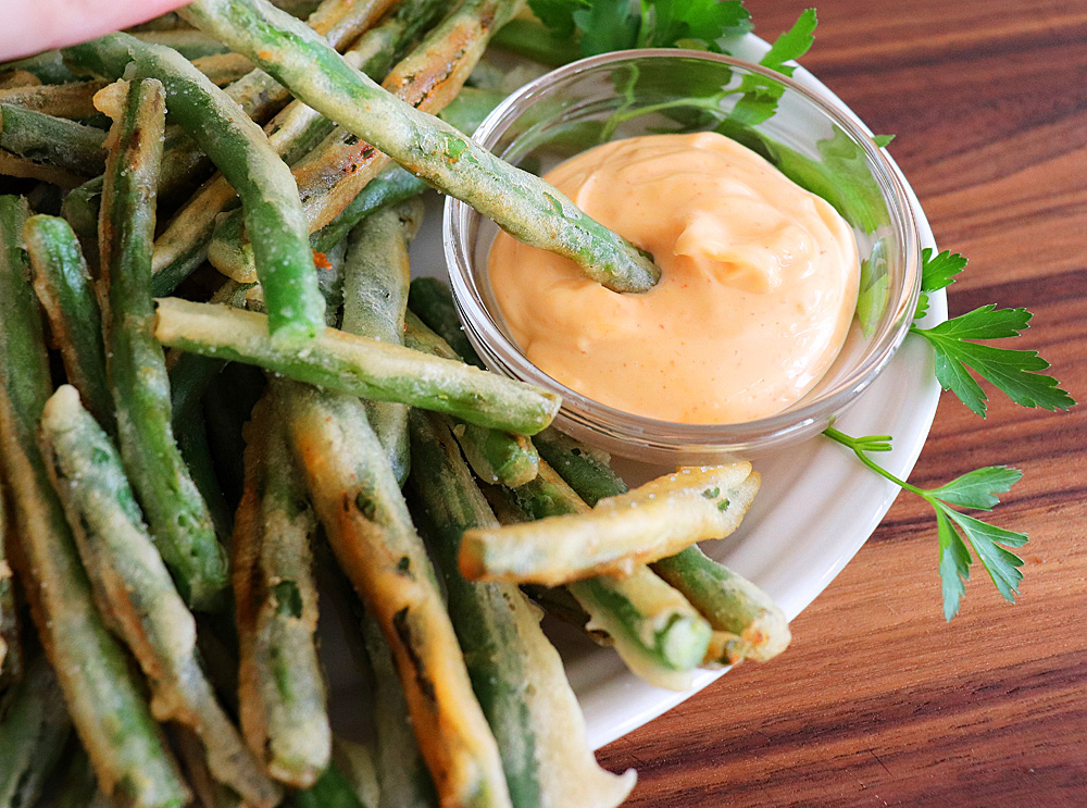 Tempura Fried Green Beans with Sriracha Mayonnaise Dip {VEGAN} TheVegLife