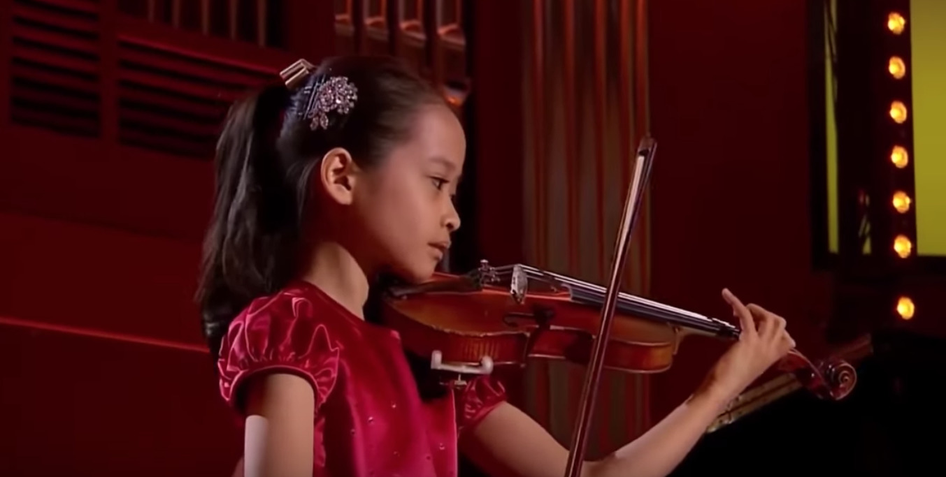 NEW TO YOUTUBE Violinist Himari, Age 9 — Paganini Violin Concerto