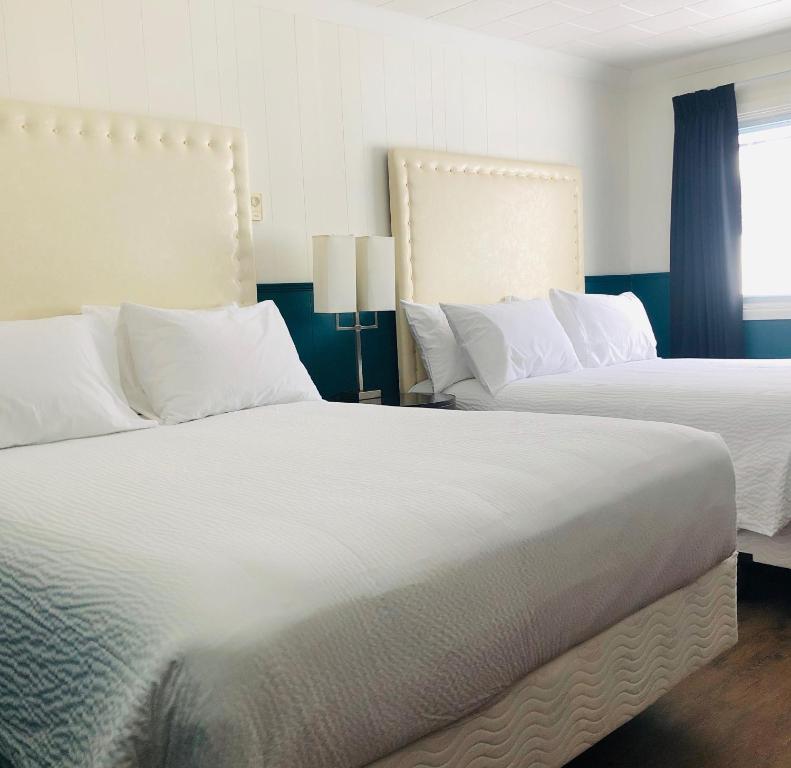 Deluxe Double Queen Room The Voy