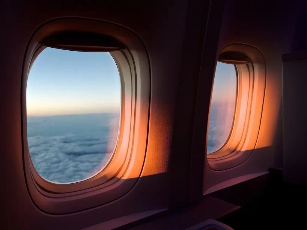 Why don't airplanes have bigger windows? The Walking Pilot
