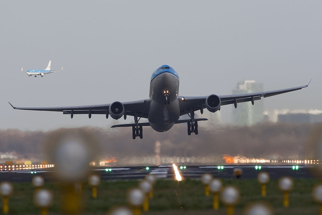 Why don't planes fly in a straight line ? The Walking Pilot