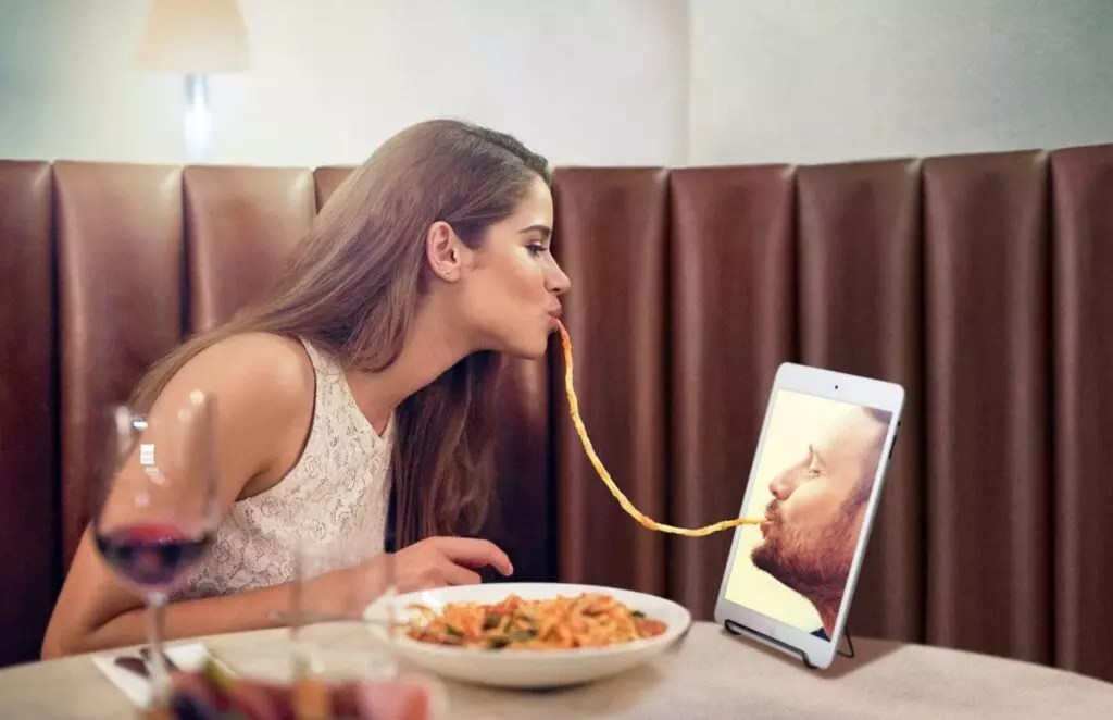 Try Flirting Chat Room to Meet New Exciting Singles Around the Clock