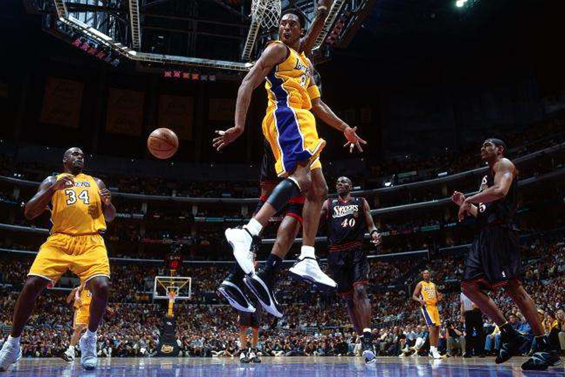 Kobe, Lakers walking a fine line