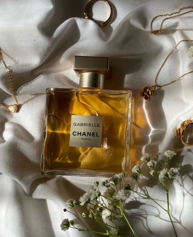 PERFUME LAYERING TIPS TO FINDING THE BEST FRAGRANCE COMBINATIONS