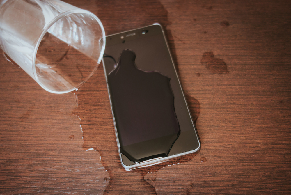 How to Get Water Out of a Charging Port? 5 Easy Methods