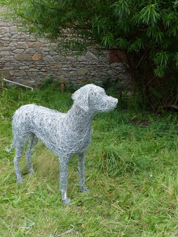 Wire dog sculptures for your home and garden in galvanised steel