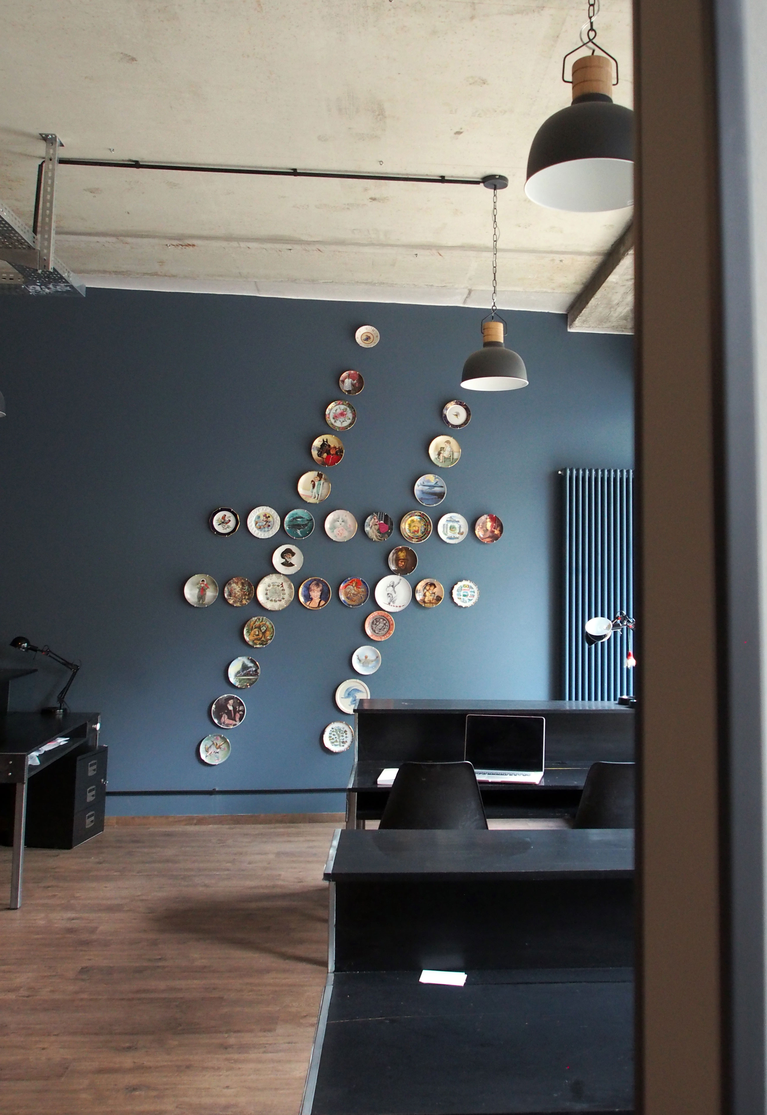 thieswulf › art installation „wall of wooden faces“ thies wulf