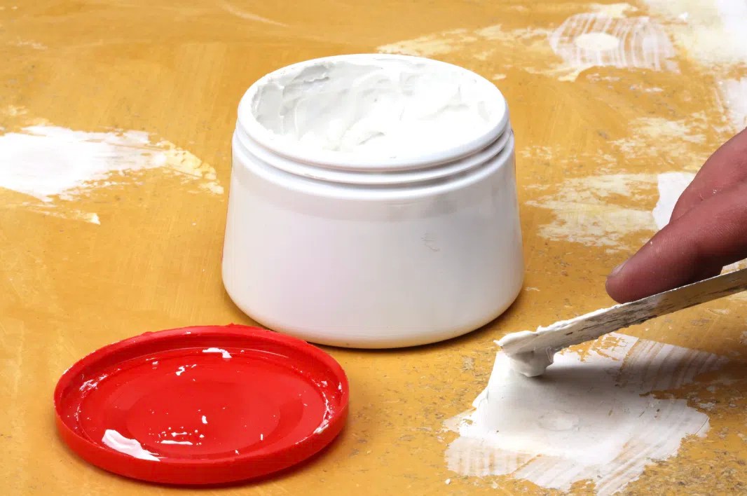 Mastic étape clé pour une finition parfaite Th Industries