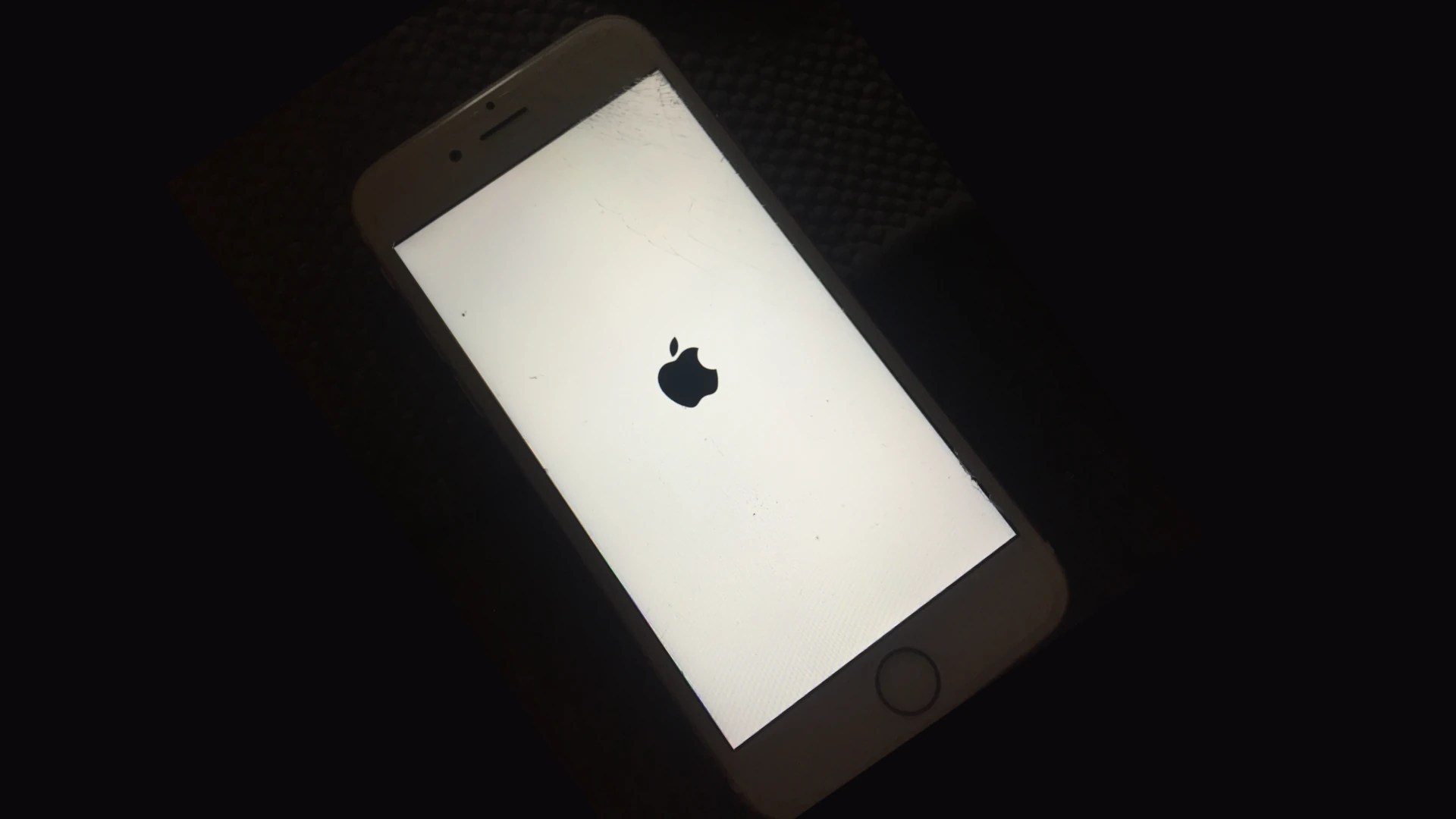 iPhone White Screen with Apple Logo Issue Troubleshooting Guide